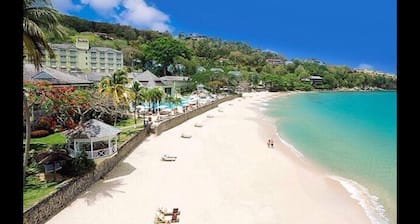 Apartment with a million dollar view and a wrap-around balcony with beach access