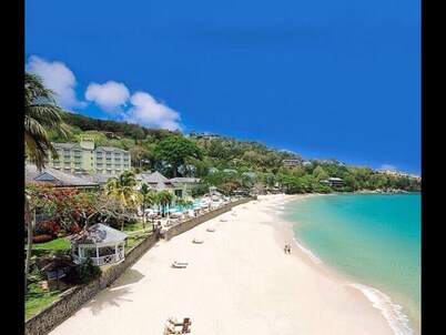 Apartment with a million dollar view and a wrap-around balcony with beach access