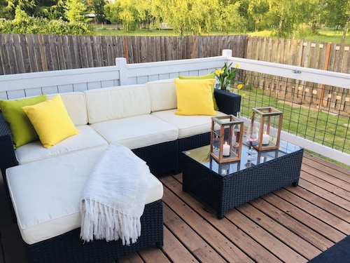 Closest to town • Steps to Wine/Food • Fire-Pit • Deck • BBQ • Fast Wifi