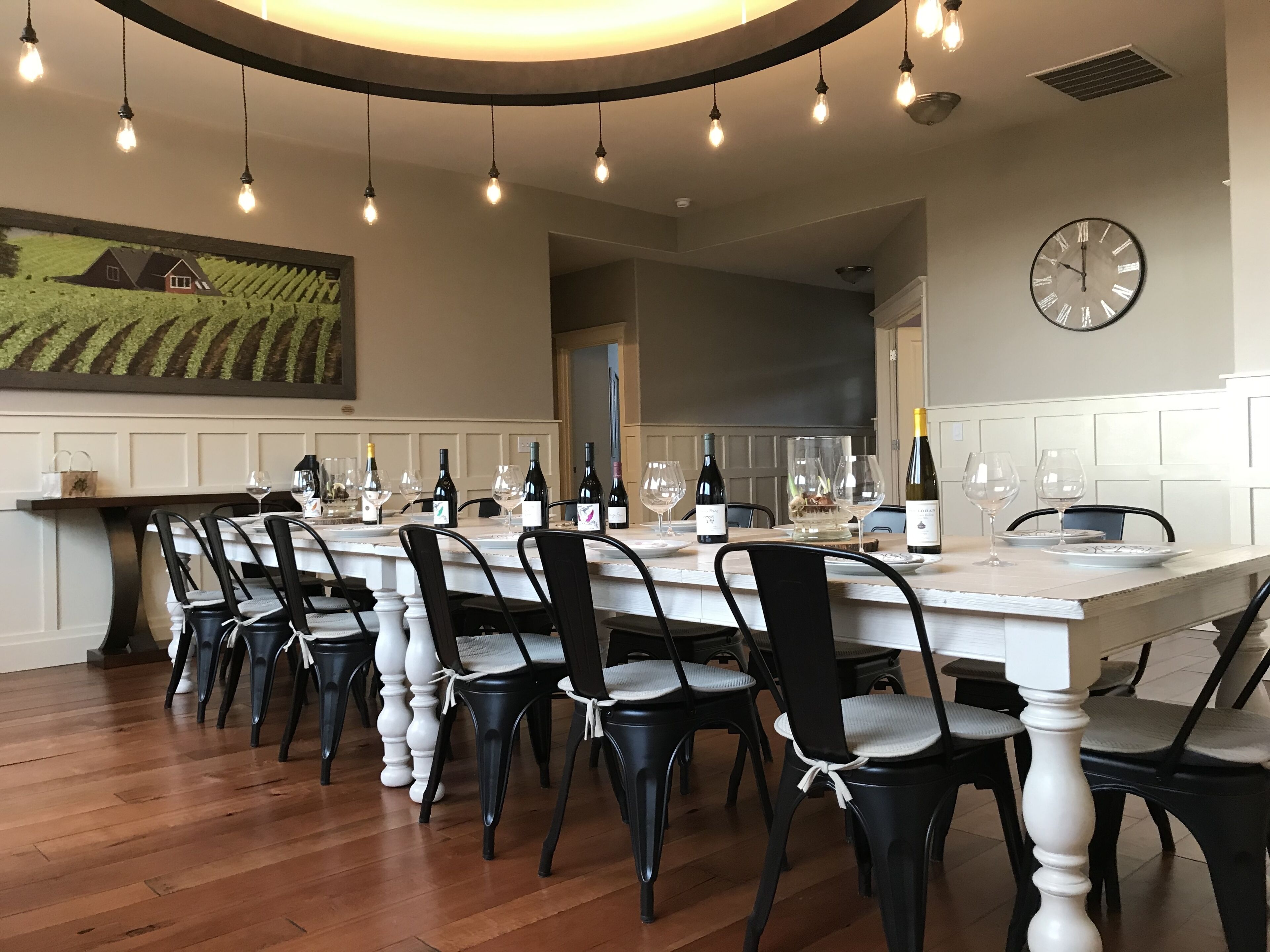 Steps to town, Fire-Pit, Deck, BBQ, Modern-Farmhouse Decor, steps to Wine/Food