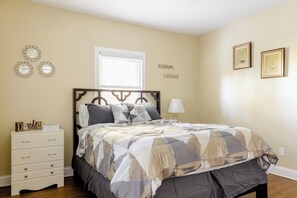 2 bedrooms, iron/ironing board, free WiFi, bed sheets