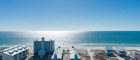 بالقرب من الشاطئ