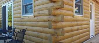 Maison en bois rustique moderne avec vue sur le lac Supérieur