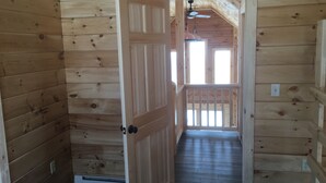Un intérieur en bois avec une porte donnant sur un balcon.