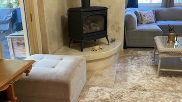 Smart TV, fireplace, stereo