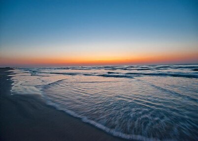 Stunning decor, bright TH with fantastic H/pool. Steps from restaurants and sh