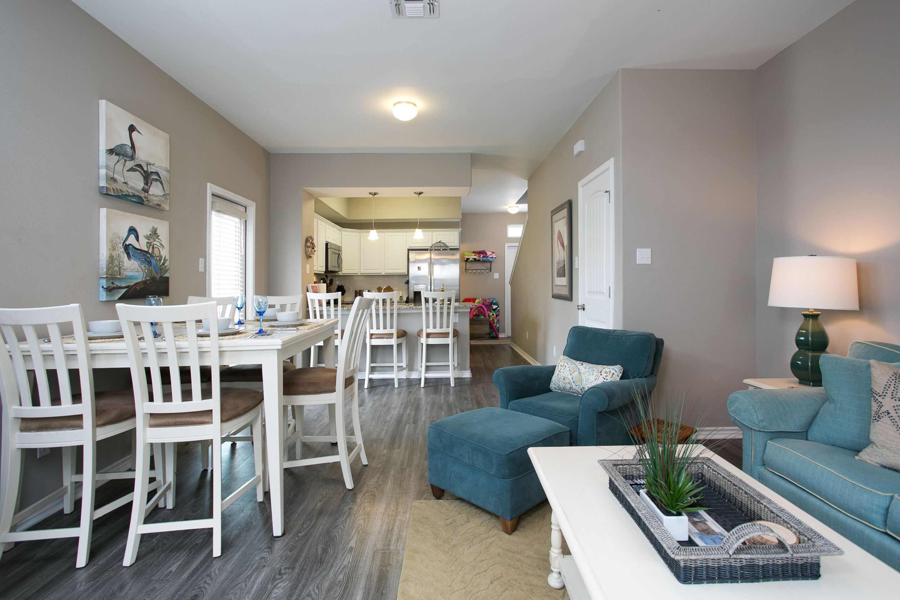 Stunning decor, bright TH with fantastic H/pool. Steps from restaurants and sh