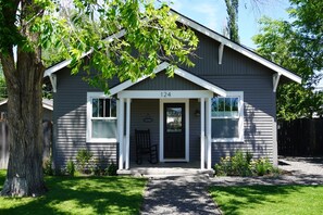 Exterior - Bluebird Day - Fuller Cottage (Bend)