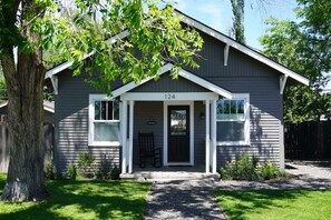 Exterior - Bluebird Day - Fuller Cottage (Bend)