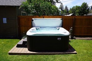 Outdoor spa tub - Bluebird Day - Fuller Cottage (Bend)
