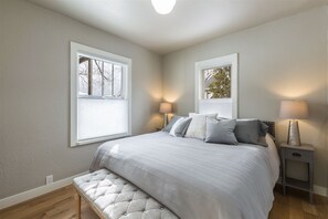 3 bedrooms, iron/ironing board, free WiFi, bed sheets - Bluebird Day - Fuller Cottage (Bend)