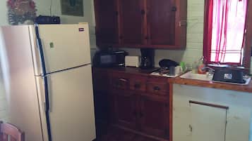 Mikroaaltouuni, uuni, liesi, kahvin-/teenkeitin