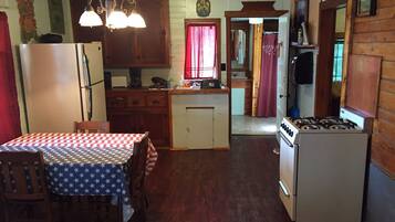 Mikroaaltouuni, uuni, liesi, kahvin-/teenkeitin