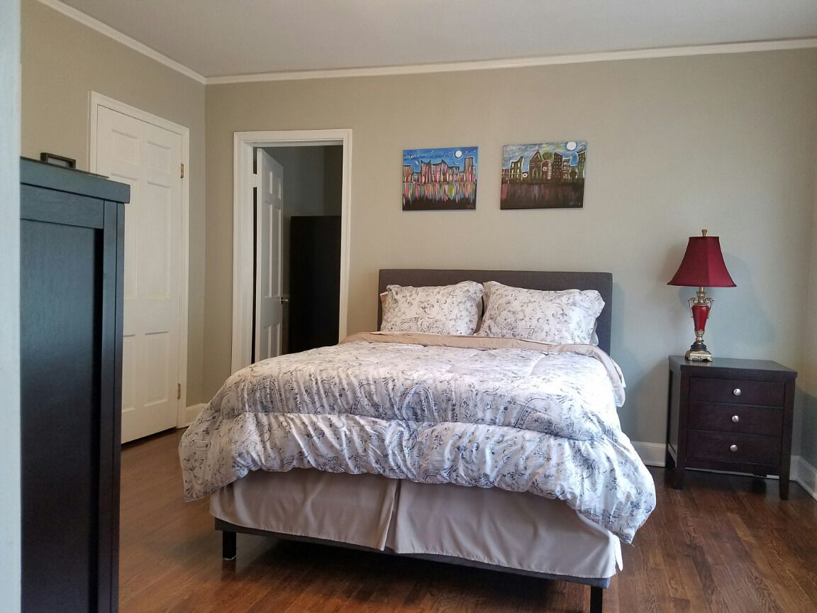 5 habitaciones, tabla de planchar con plancha, wifi y ropa de cama 