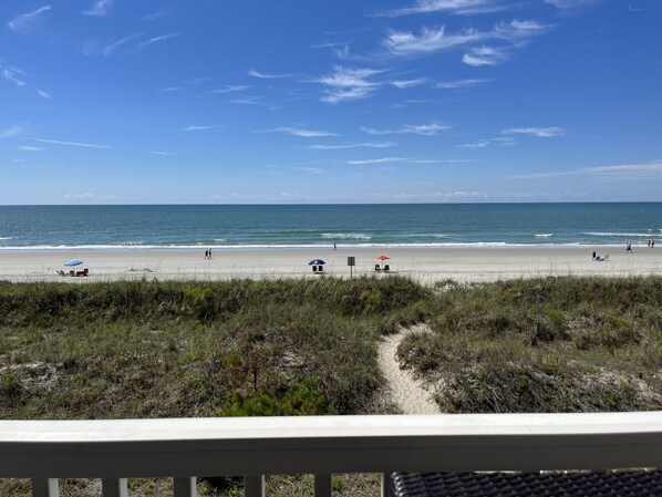 On the beach - Windy Village Oceanfront on Beach…Prime 2026 Summer Weeks Available (North Myrtle Beach)