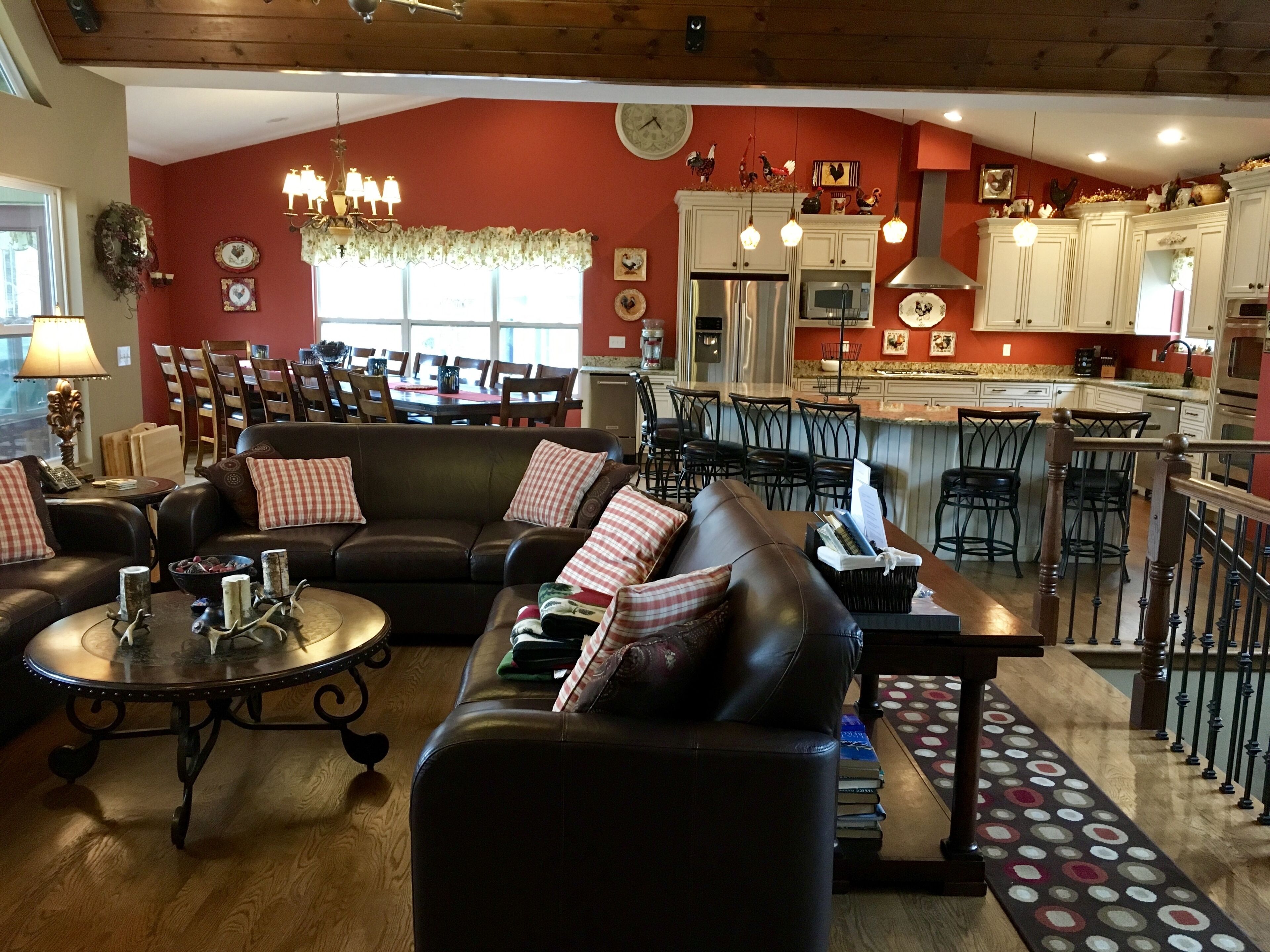  Fantastic location, 9TV, 2 Story/2 Slip Dock,  2 FirePit , HotTub, 2 Kitchens