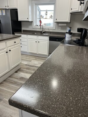 Een koelkast, een magnetron, een oven, een kookplaat