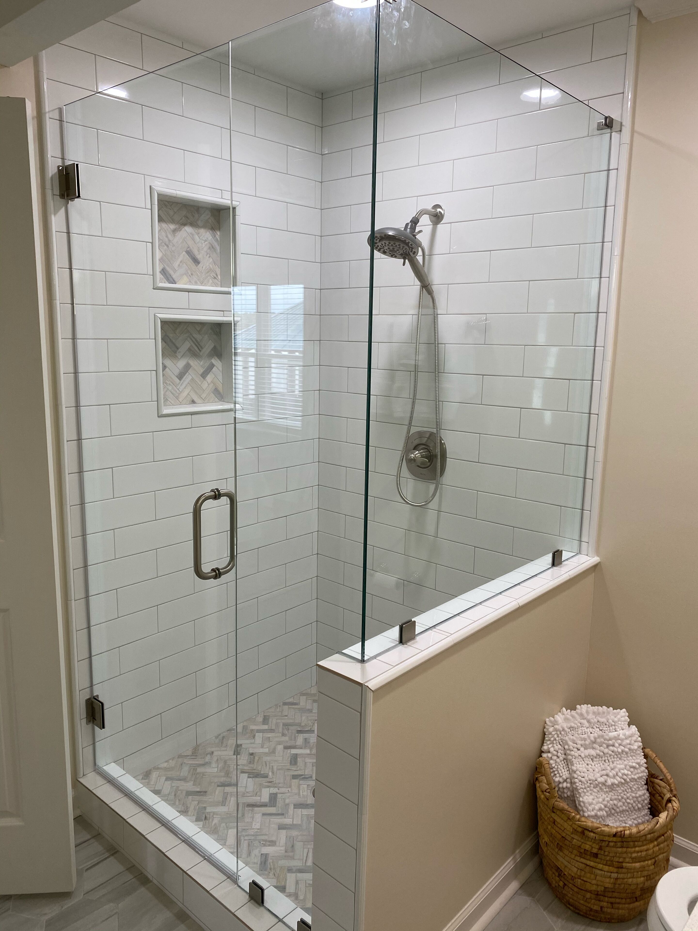 Combined shower/bathtub, hair dryer, towels, soap