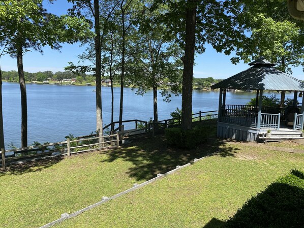 Un pabellón junto al lago con muelle de madera y vistas al lago.