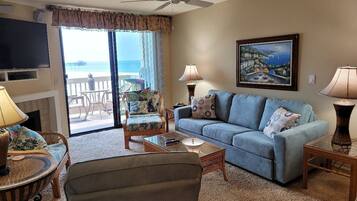 Smart TV, fireplace, ping pong