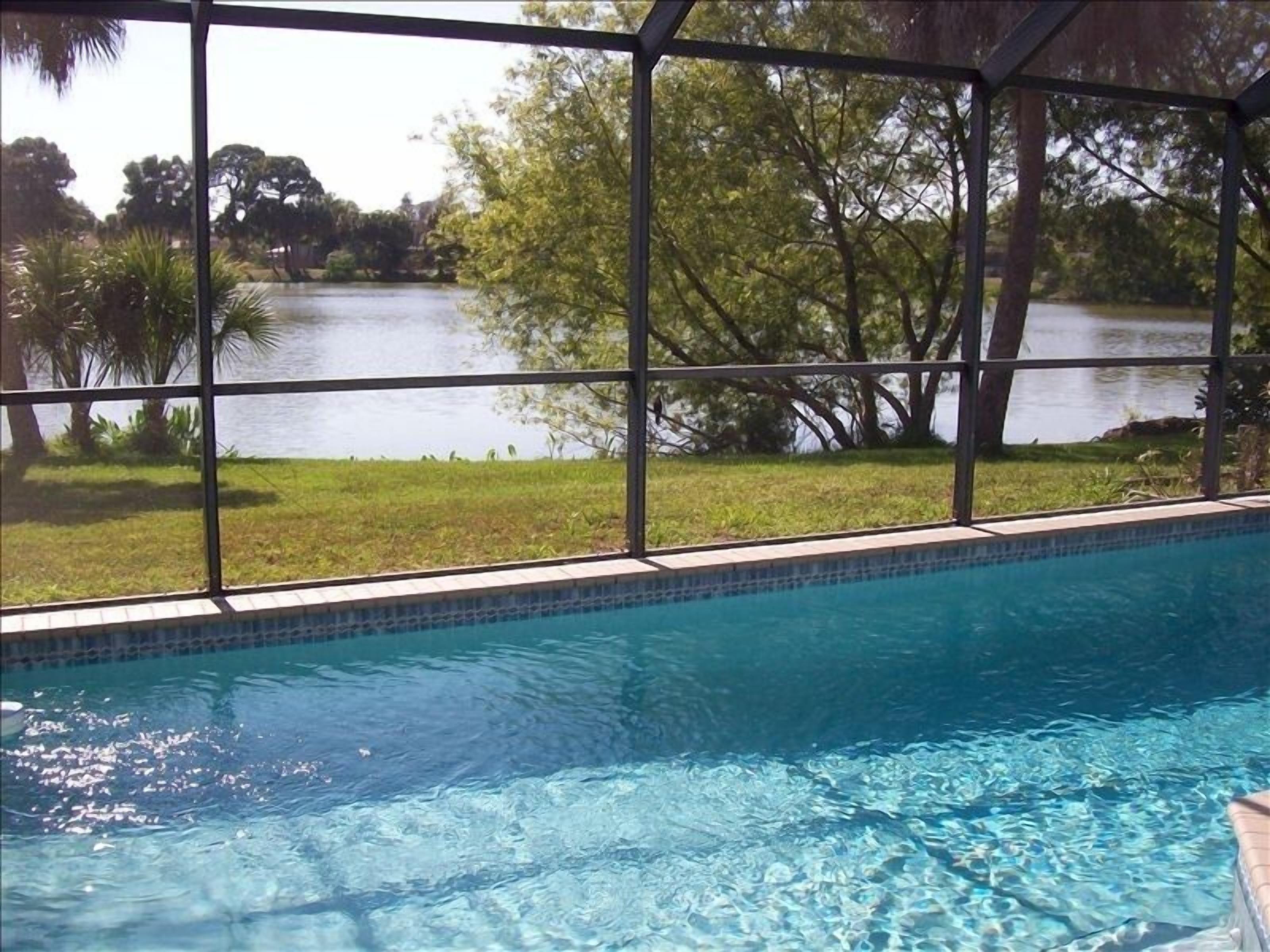 Lake View, Swimming Pool Home convenient to several Beaches