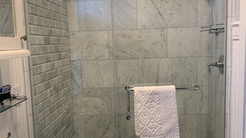 Combined shower/tub, hair dryer, towels, soap