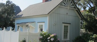 Oceanside Victorian Cottage Located On Scenic West Cliff Drive