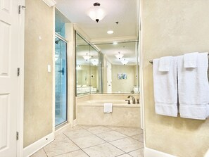 Combined shower/tub, hair dryer, towels