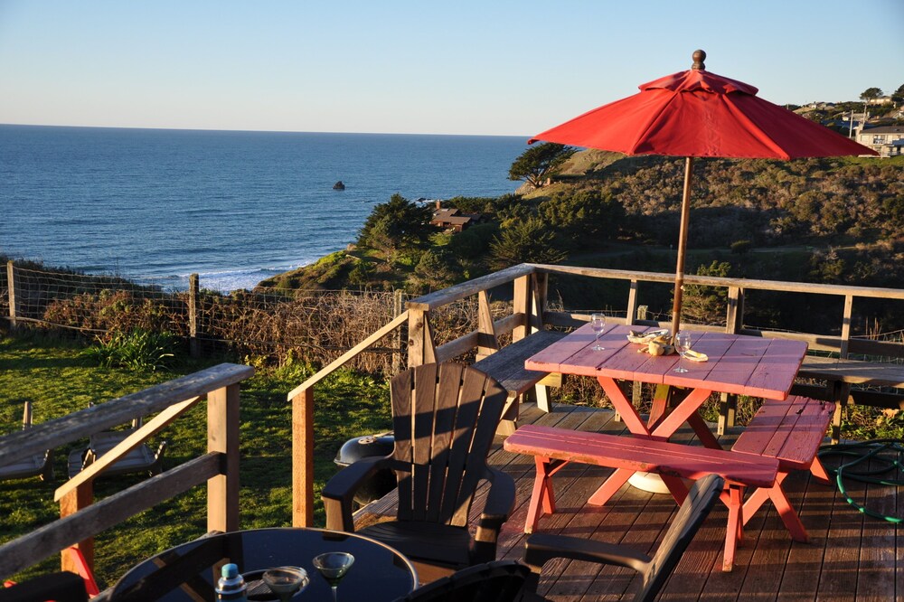 Driftwood Bungalow MENDOCINO COAST Ocean Front, Private Path to Beach HOT TUB