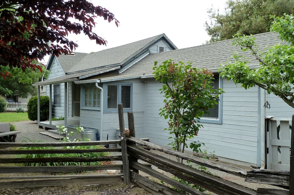 Updated Vintage Farmhouse -- walking distance to stores, dining & wine tasting