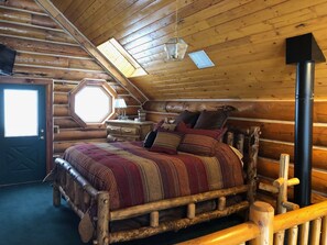 5 bedrooms, iron/ironing board, travel crib, free WiFi - Perfect cabin for family fun and large groups,  on a private 17 acre property. (Oakley)