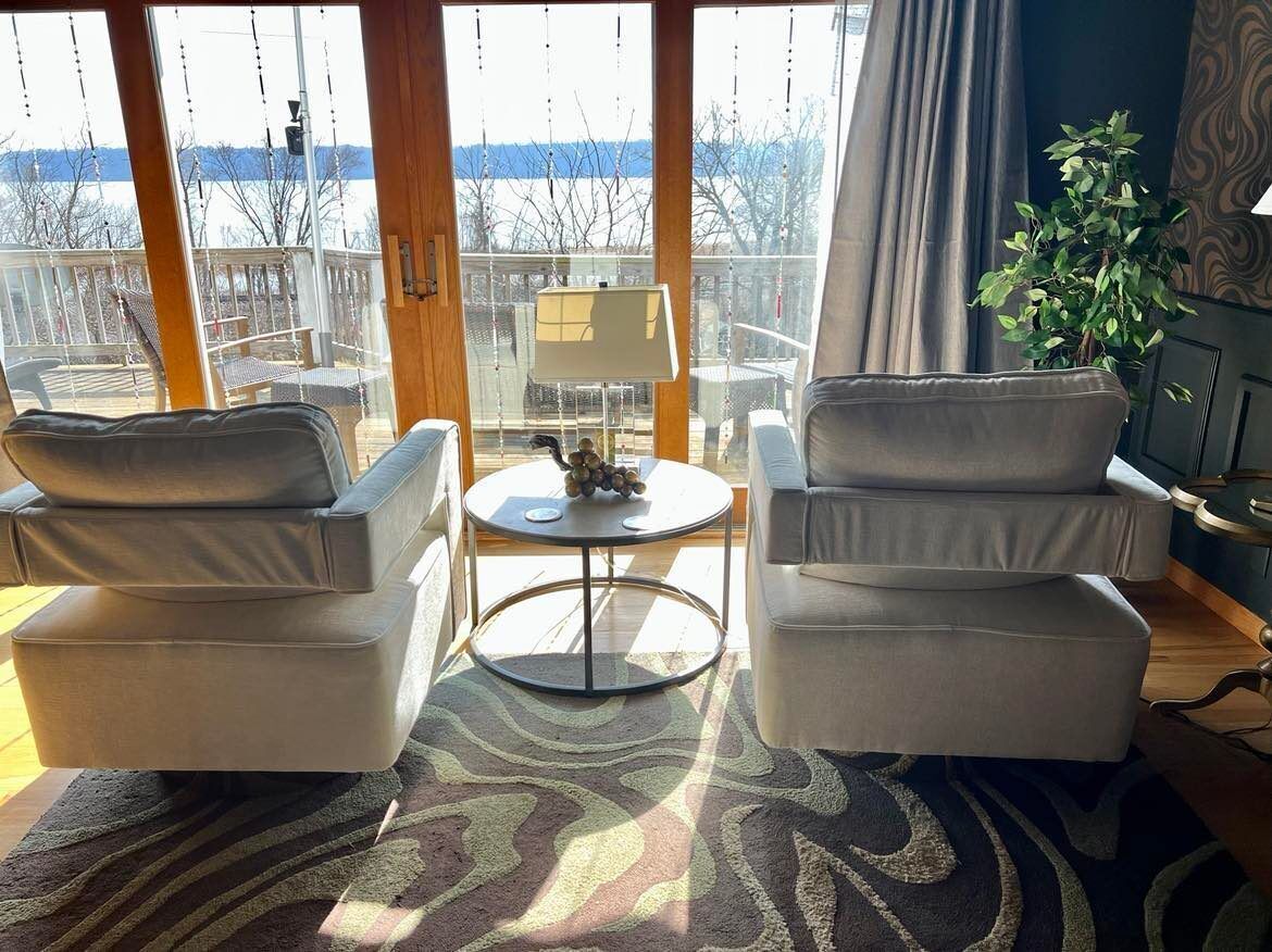 GRAND VIEW -- BAYVIEW HOUSE overlooking the Mississippi River with HOT TUB