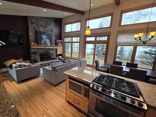 Waterfront guesthouse at cliff's edge of Lake Superior's South Shore, Sky Fire.