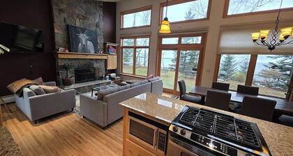 Waterfront guesthouse at cliff's edge of Lake Superior's South Shore, Sky Fire.