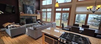 Sky Fire hjemme ved klippekanten av Lake Superior South Shore, venter Sky Fire.