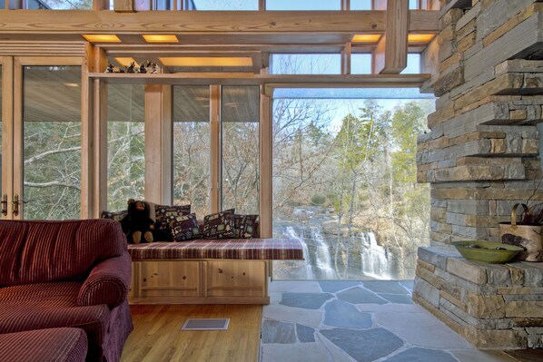 TV, peis, DVD-spiller og bøker