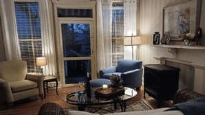 Un salon chaleureux avec un canapé, un fauteuil et une cheminée.