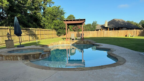 A backyard with a swimming pool, a wooden pergola, and a wooden fence. - Nice Family Friendly, WalMart and HEB & Wallgreens Walking, Iron Man. (The Woodlands)