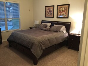 4 habitaciones, escritorio y tabla de planchar con plancha 