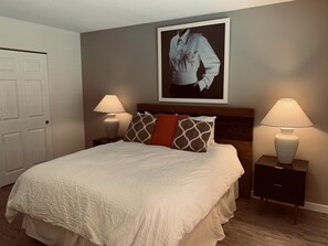 2 bedrooms, free WiFi, bed sheets - Carv'em or Park'em at Our Ski-in/Ski-out Condo in Woodrun (Whistler)