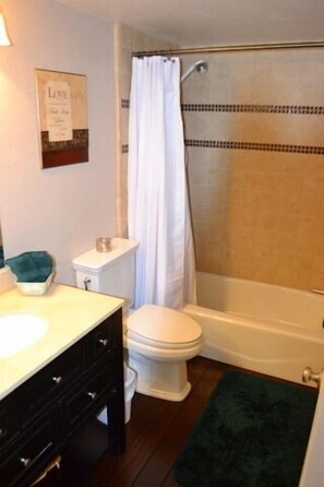 シャワー付き浴槽、ヘアドライヤー、タオル、石鹸