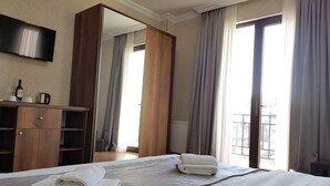 Chambre Deluxe double, balcon | Minibar, rideaux d’obscurcissement, lit de bébé (supplément)