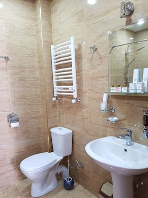 Shower, rainfall showerhead, free toiletries, hair dryer - Gold Line Hotel (Tbilisi)