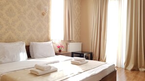 Chambre Deluxe double, balcon | Minibar, rideaux d’obscurcissement, lit de bébé (supplément)