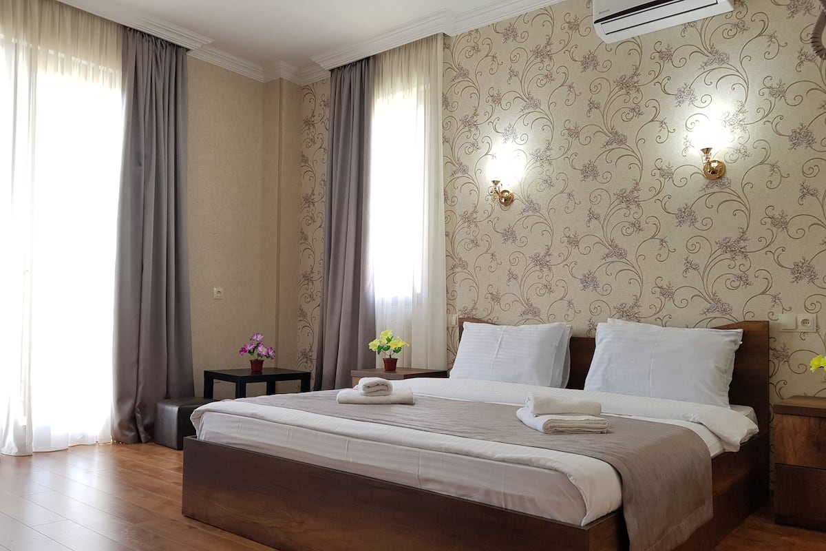 Habitación doble Deluxe, balcón | Minibar, cortinas blackout, cunas y camas extra