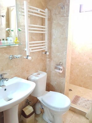 Habitación Deluxe doble, balcón | Baño | Ducha y cabezal de ducha tipo lluvia