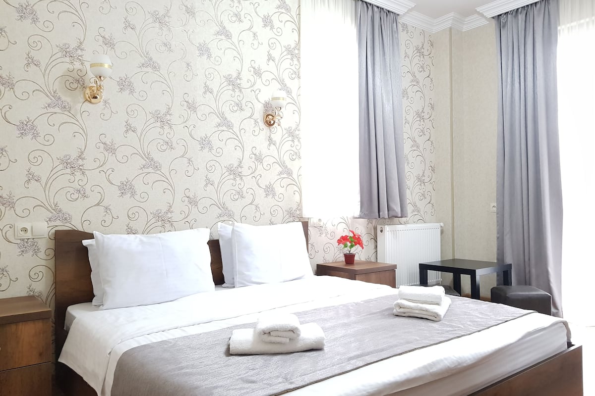 Habitación doble Deluxe, balcón | Minibar, cortinas blackout, cunas y camas extra