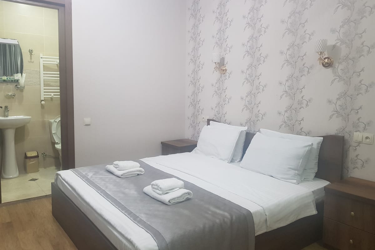Deluxe Double Room | Minibar, blackout curtains, cots/infant beds, rollaway beds