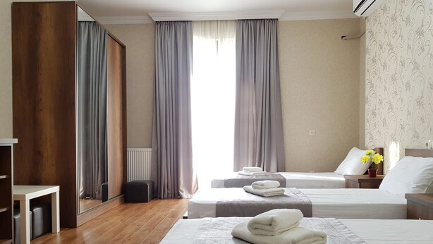Chambre triple Standard, balcon | Minibar, rideaux d’obscurcissement, lit de bébé (supplément)