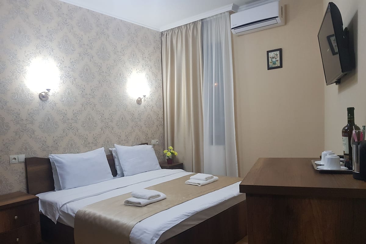 Standard Double Room | Minibar, blackout curtains, cots/infant beds, rollaway beds